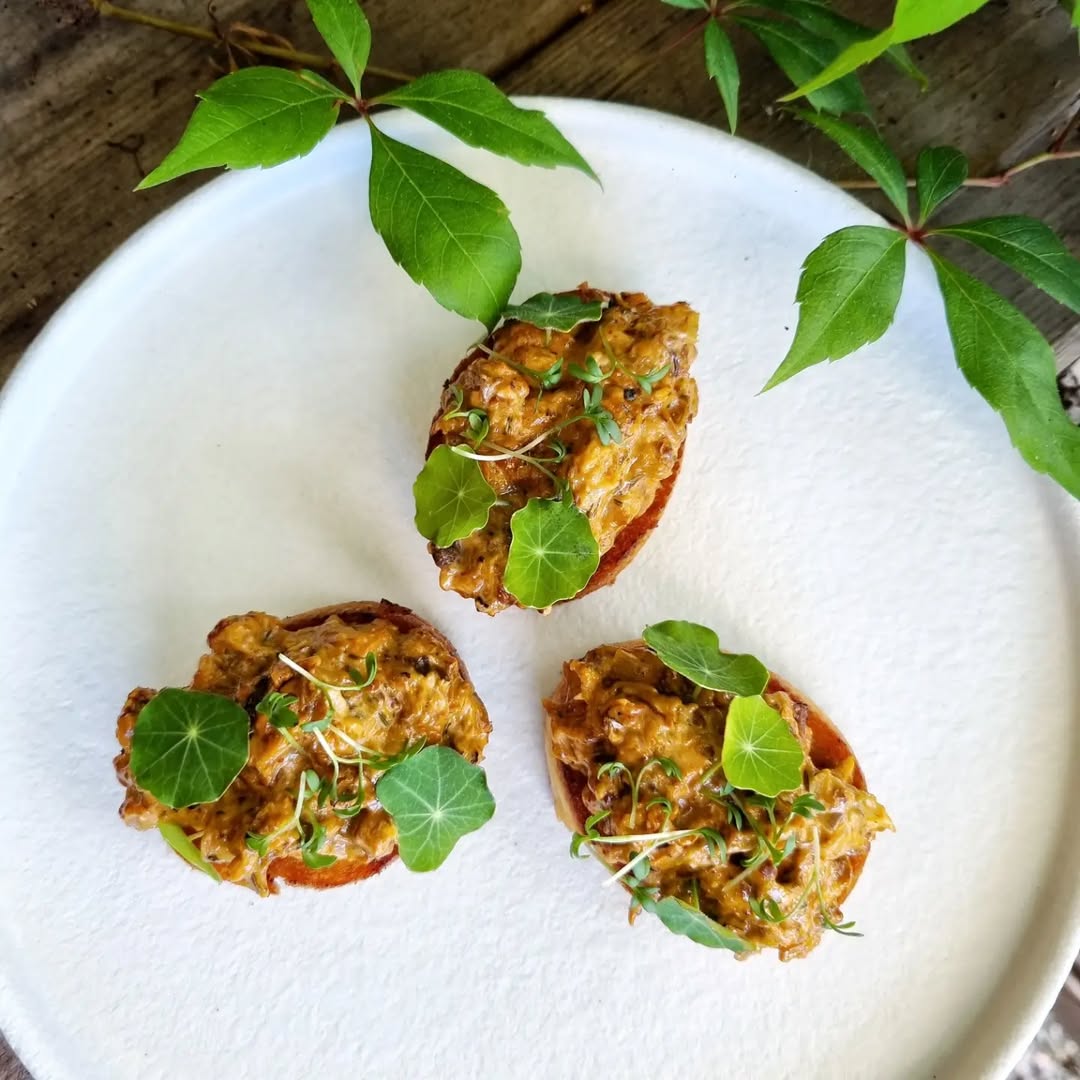 Stekt baguett med kantarellcreme och krasse av gladjeformat Stekt baguett med kantarellcreme och krasse av gladjeformat